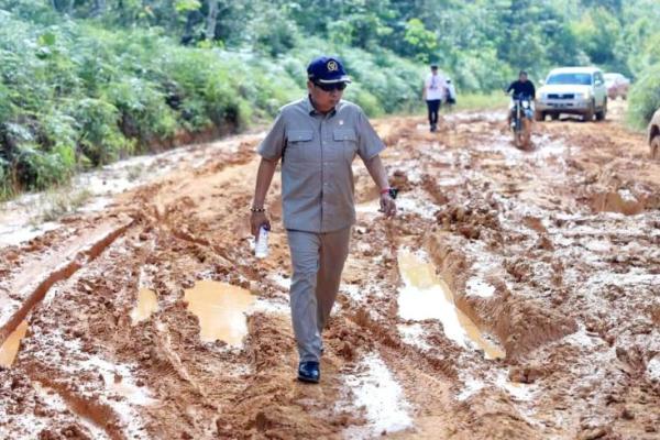 Ketua Komisi V DPR, Lasarus mengatakan, akan kembali memperjuangkan dana tambahan untuk penuntasan pembangunan jalan dan jembatan di Kabupaten Melawai, Kalimantan Barat (Kalbar).