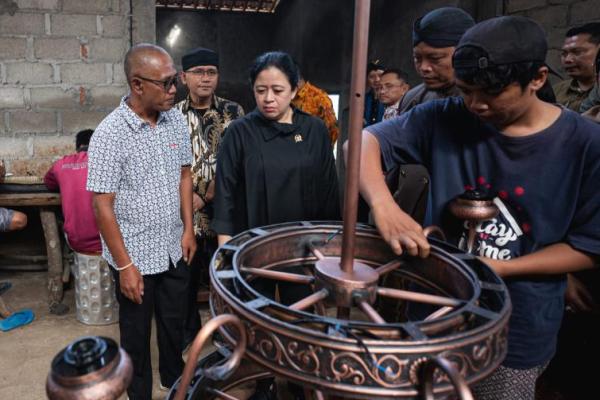 Setelah meresmikan GOR Bung Karno Sukoharjo, Puan bertolak ke Dusun Tumang, Cepogo, Boyolali, Kamis (11/1) siang. Kehadiran Puan disambut ratusan warga sekitar, dan tidak sedikit yang mengajaknya untuk foto maupun selfie bersama.