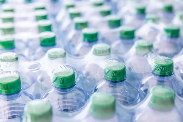  
Terungkap Bahaya Minum Air Kemasan, Ilmuwan Sepakat Kurangi Konsumsinya