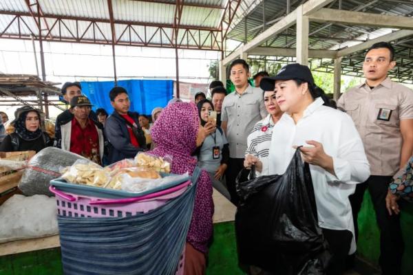 Harga Brambang dan Bawang putih dalam 10 hari terakhir ini ada kenaikan, mungkin pasca Natal dan tahun baru. Nanti akan saya lihat lagi akhir atau bulan depan apakah masih ada kenaikan. Kenaikannya antara Rp 5-12 ribu.