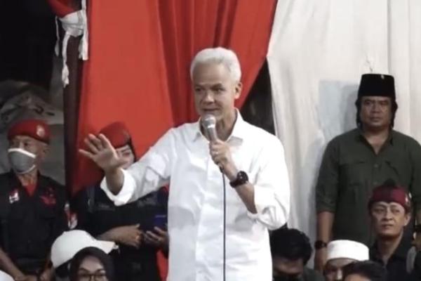 Calon Presiden nomor urut 3, Ganjar Pranowo bertemu dengan petani tembakau yang ada di Desa Bawangan, Jombang, Jawa Timur, Jumat (12/1) malam.