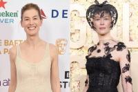 Rosamund Pike Pakai Kerudung Renda Tutupi Wajahnya yang Cedera Ski