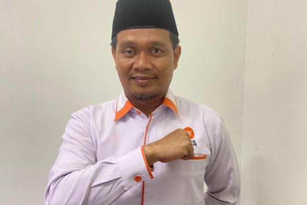 Sementara sebaliknya yang menakuti-nakuti dan banyak ngasih peringatan, di Indonesia itu identik dengan Wahabi, Wahabi itu identik dengan PKS, makanya saya tidak yakin kalau orang NU bisa maju bareng dengan PKS.