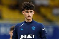 Teken Kontrak Baru, Gelandang Muda Leeds Acuhkan MU