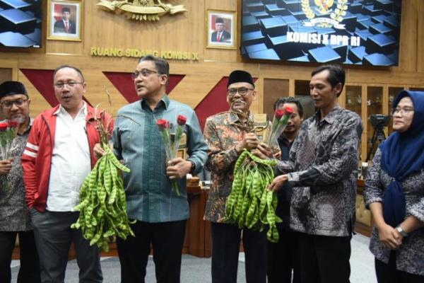 Komisi X DPR RI menerima aspirasi Forum Guru Honorer Negeri Lulus Passing Grade Seluruh Indonesia (FGHNLPGSI).