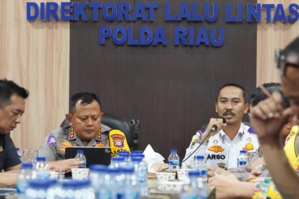 Dirlantas Polda Riau menggelar dialog dengan Dinas Perhubungan, Dinas PUPRterkait jalan rusak