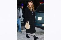 Gaya Santai Musim Dingin Taylor Swift Pergi ke Studio Rekaman