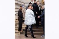 Paris Fashion Week, Jennifer Lopez Tampil Glamor dengan Mantel Kelopak Mawar Asli