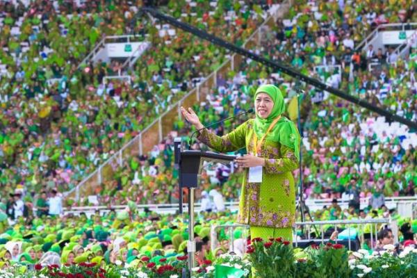 Sebagai bentuk komitmen menurunkan angka stunting secara nasional, dilantik dan sekaligus dikukuhkan ibu asuh untuk menurunkan stunting hampir di semua provinsi.