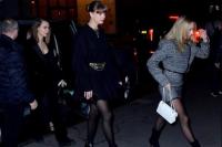`Reputation Dress`, Taylor Swift Kompakan dengan Sahabatnya Kenakan Baju Hitam
