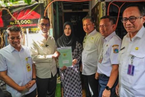 Heru Budi Hartono serahkan 30 sertifikat tanah kepada warga di kelurahan Mampang Prapatan, Jakarta Selatan