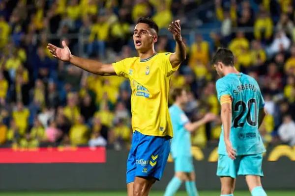 Barcelona Jajaki Transfer Gratis Cardona dari Las Palmas