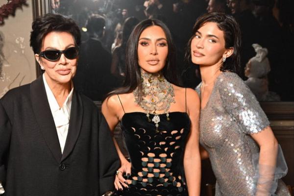 Kim Kardashian dan Kylie Jenner Mejeng di Paris Fashion Week Masion Margiela
 