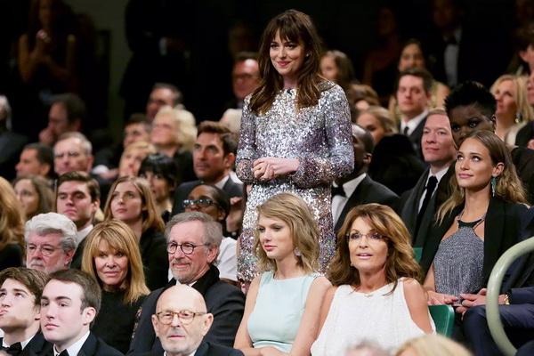 Dakota Johnson Bandingkan Taylor Swift dengan Donald Trump, `Orang Paling Berkuasa di Amerika`