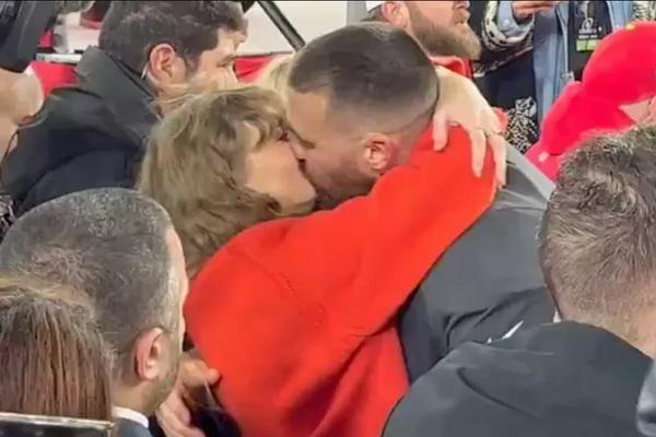 Bertanding di Super Bowl, Travis Kelce Menyesal tak Bisa Ikut Taylor Swift di Grammy