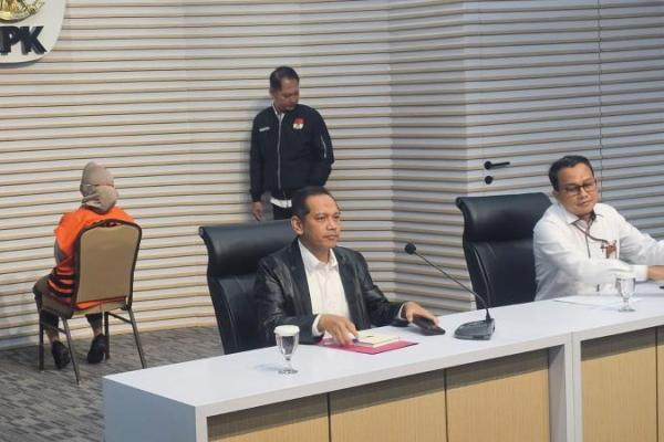 Siska Wati menjadi tersangka dugaan korupsi berupa pemotongan dan penerimaan uang di lingkungan BPPD Kabupaten Sidoarjo.