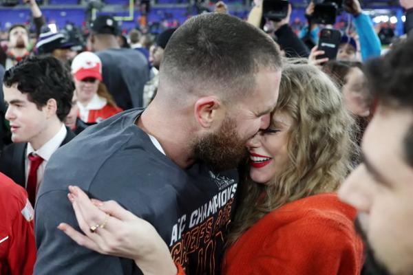 Travis Kelce Cium Taylor Swift Rayakan Kemenangan Chiefs ke Super Bowl 2024