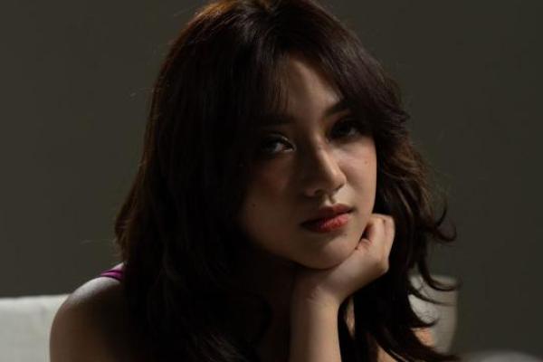 Penyanyi cantik Angie Zelena kembali merilis single ketiganya Kukira Hanya Lagu.