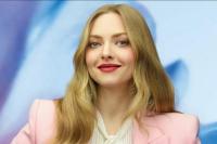 Amanda Seyfried Diajarkan Isabella Rosellini Cara Menyebut Lancome