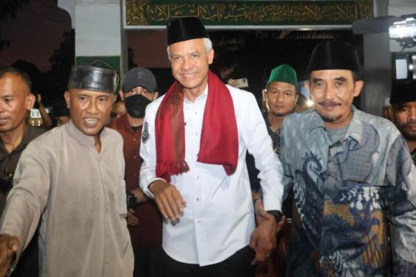 Caleg DPRD Dapil V Jatim dari Partai Demokrat sekaligus pengasuh Ponpes Babusalam Malang, KH Thoriq bin Ziyad tegas menyatakan dukungan terhadap paslon nomor urut tiga Ganjar Pranowo-Mahfud MD.