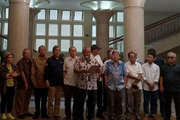 Presiden Joko Widodo sebagai alumni semestinya berpegang pada jati diri UGM, yang menjunjung tinggi nilai-nilai Pancasila dengan turut memperkuat demokratisasi agar berjalan sesuai standar moral yang tinggi.