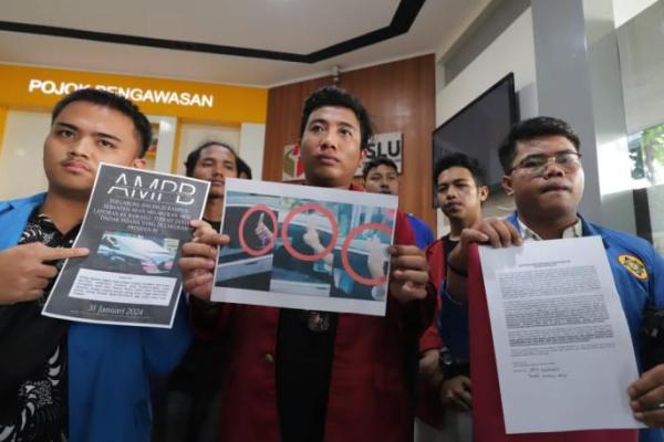 Sambangi Kantor Bawaslu RI, AMPB: Jokowi Langgar UU Pemilu!