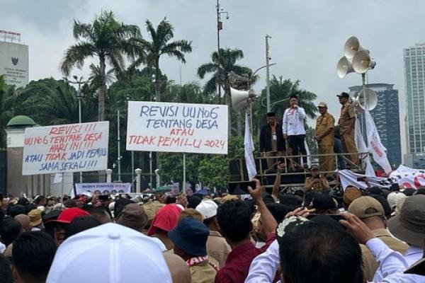 Kemudian saya melihatnya, bahwa kondisi ini harus ada diskresi, ada perlakuan khusus, kami akan perjuangkan. Maka harus ada diskresi dalam undang-undang itu. Jadi apakah waktunya tepat atau terlambat, tetap akan memprioritaskan apa yang menjadi aspirasi kepala desa.