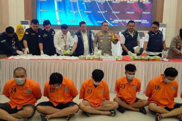 Delapan orang jaringan narkoba Fredy Pratama ditangkap Direktorat Reserse Narkoba (Ditresnarkoba) Polda Lampung.