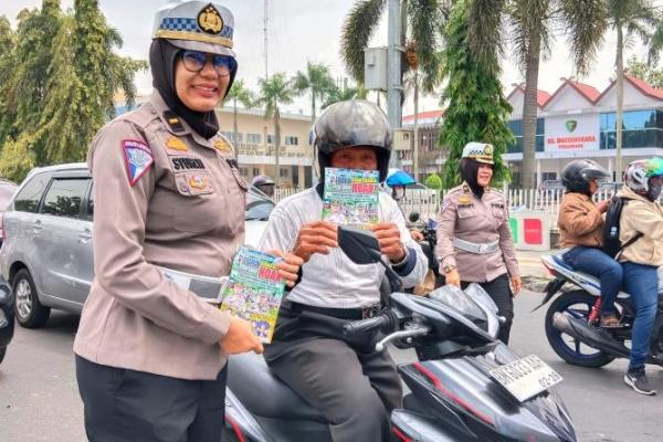 Puluhan Polwan Ditlantas Polda Riau melaksanakan kegiatan sosialisasi tentang Pemilu 2024