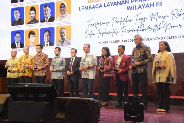 UMB sukses raih 7 penghargaan bergengsi dari LLDIKTI wilayah III dalam acara Rakorda LLDIKTI III 