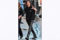 Gaya Kompakan Outfit Hitam Timothee Chalamet dan Zendaya Promosikan Dune: Part Two