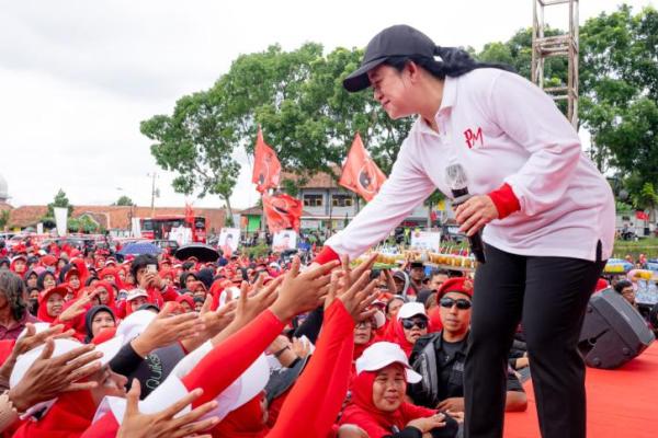 Puan Maharani ikut senam bersama dengan ibu-ibu yang ada di Kabupaten Banyumas, Jawa Tengah. Ketua DPR RI itu pun bagi-bagi hadiah kepada sejumlah ibu-ibu yang berhasil menjawab pertanyaan.