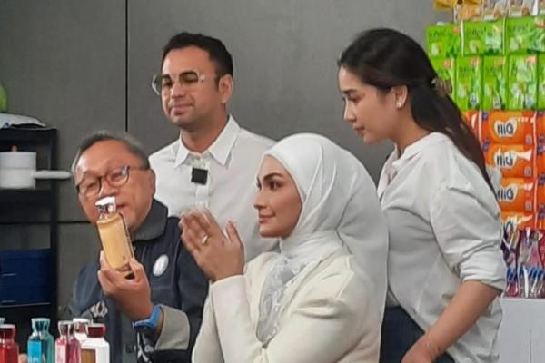 Raffi Ahmad bersama istrinya Nagita Slavina dan Mendag Zulkifli Hasan kampanyekan produk lokal