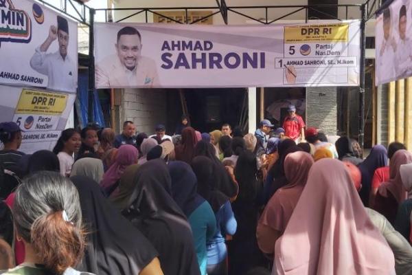 Ahmad Sahroni Center (ASC) menggelar bazar minyak murah di hampir 100 titik yang tersebar di wilayah Jakarta Utara (Jakut) dan Jakarta Barat (Jakbar), Sabtu (3/2).