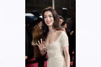 Penggemar Berdebat Apakah Anne Hathaway Sombong saat Menolak Berfoto?
