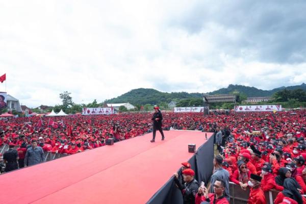 Kampanye akbar PDIP di Wonogiri digelar di alun-alun Kota pada Minggu (4/2) pagi. Ada sekitar 40 ribu kader dan simpatisan yang hadir dalam kampanye akbar itu.