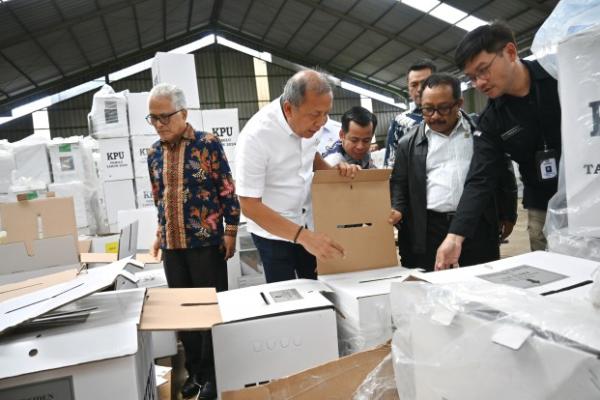 Ini kita tekankan kepada penyelenggara Pemilu, sekarang sedang musim hujan terkait penyimpanan logistik harus benar benar diperhatikan dan dipastikan agar aman dari banjir dan kebocoran akibat hujan deras yang bisa merusak kertas suara, kotak suara dan lain sebagainya.