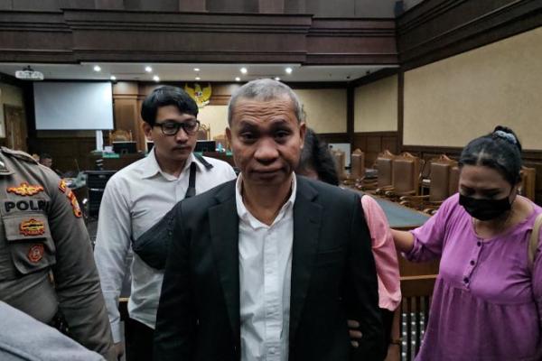 Stefanus Roy Rening telah terbukti secara sah dan meyakinkan bersalah melakukan tindak pidana merintangi penyidikan KPK terhadap Lukas Enembe