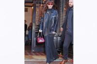 Tampil ala `Black Widow`, Inilah Penampilan Berani Dakota Johnson