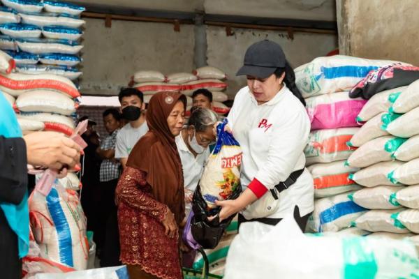 Puan meninjau sejumlah kios pedagang untuk mengecek harga-harga kebutuhan pokok jelang bulan Ramadhan. Para pedagang menyatakan cukup banyak harga komoditas yang mengalami kenaikan, seperti beras, cabai, dan gula.