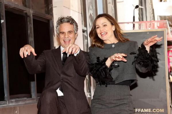 Raih Bintang Hollywood Walk of Fame, Mark Ruffalo Reuni dengan Jennifer Garner