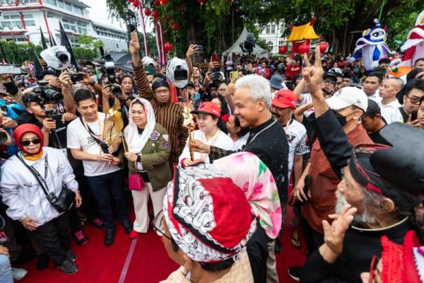 Saat kirab dilakukan, massa memenuhi kiri-kanan Jalan Slamet Riyadi dan menyambut Ganjar-Mahfud, Puan, beserta rombongan elite pendukung lainnya yang juga ikut menaiki gerobak sapi. Tak hanya nama Ganjar-Mahfud, massa juga meneriakkan nama Puan.