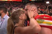 Kemesraan Super Bowl 2024, Travis Kelce Mencium Taylor Swift Usai Chiefs Menang
