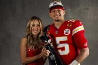 Brittany Mahomes dan Patrick Mahomes Cium Trofi Vince Lombardi Usai Chiefs Menang di Super Bowl 2024