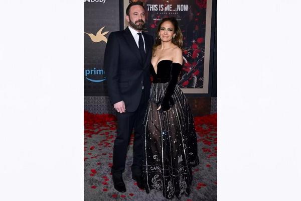 Film This Is Me...Now: A Love Story Kisahkan Cinta Sejati Jennifer Lopez dan Ben Affleck