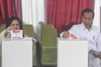 Jokowi dan Istri Berikan Hak Suara di TPS 10 Gambir