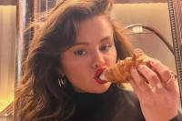 Menikmati Suasana di Kota Paris, Selena Gomez Ngopi dan Ngemil Croissant