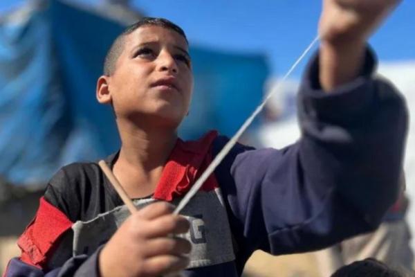 Simbol Harapan di Tengah Perang Israel di Gaza, Anak-anak Bahagia Bermain Layang-layang
 
