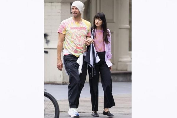 Sibuk Promosikan Madame Web, Dakota Johnson Sempatkan Liburan Bareng Chris Martin