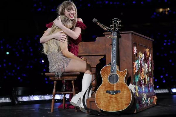 Tiket Tur Short `n` Sweet Sold Out, Sabrina Carpenter Dapat Ucapan Selamat dari Taylor Swift